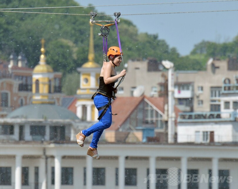 スリル満点！背中でつり下げられて川を横断 ウクライナ