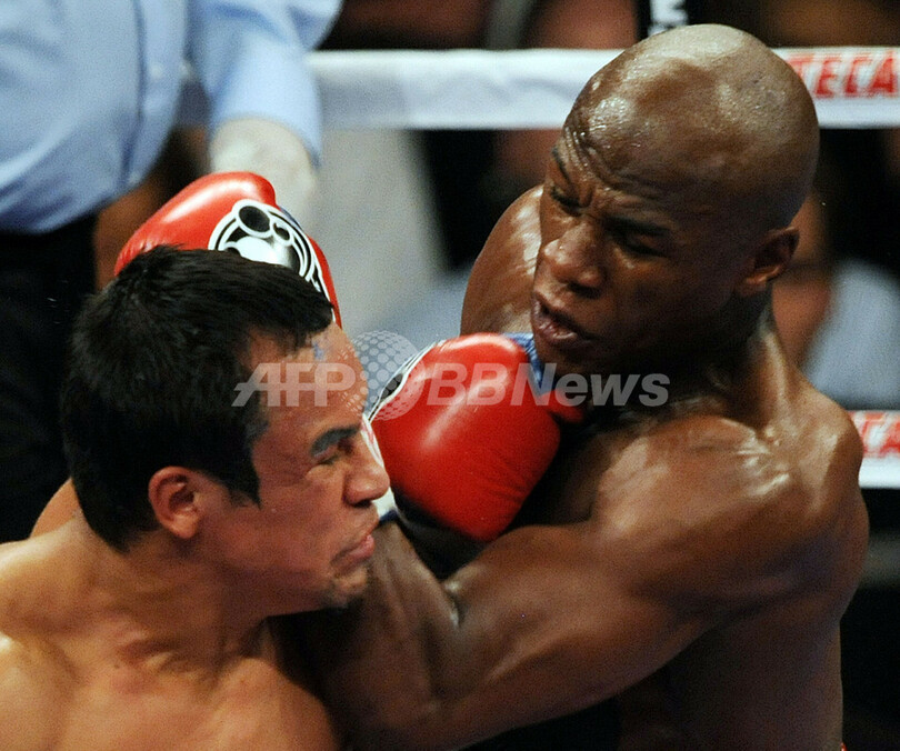 メイウェザー 判定勝ちで1年9か月ぶりの復帰戦を飾る