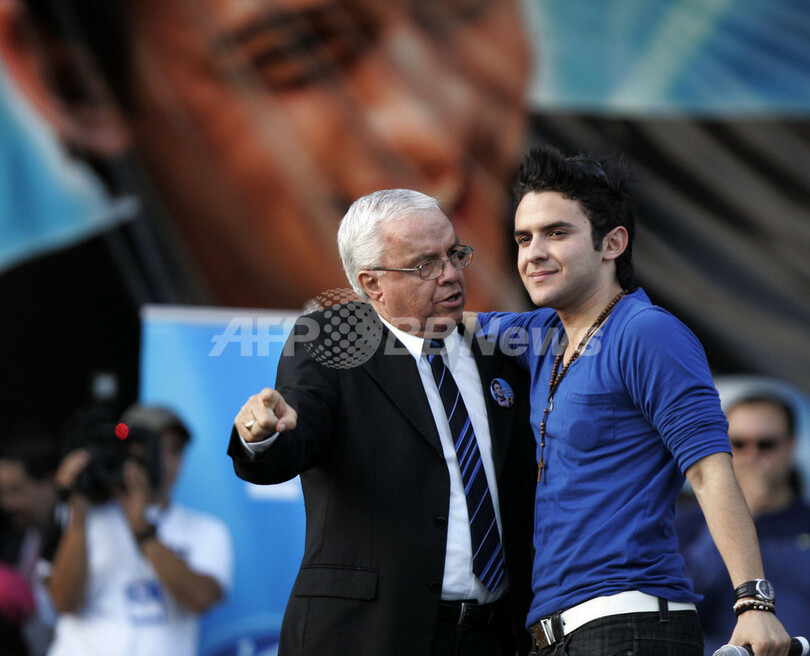 テレビシリーズ「ラテン・アメリカン・アイドル」優勝者カルロス・ペナがパフォーマンスを披露