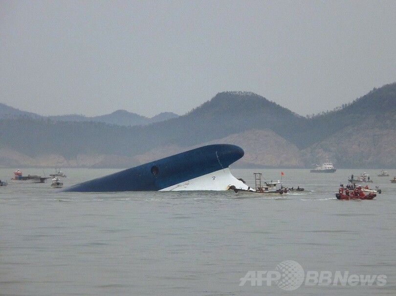 韓国の旅客船沈没、死者6人 不明290人に