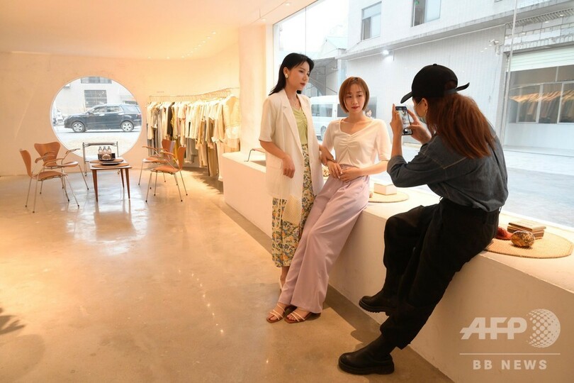 工場から配信、オンラインの衣服販売 100万枚売り上げ 中国・広州