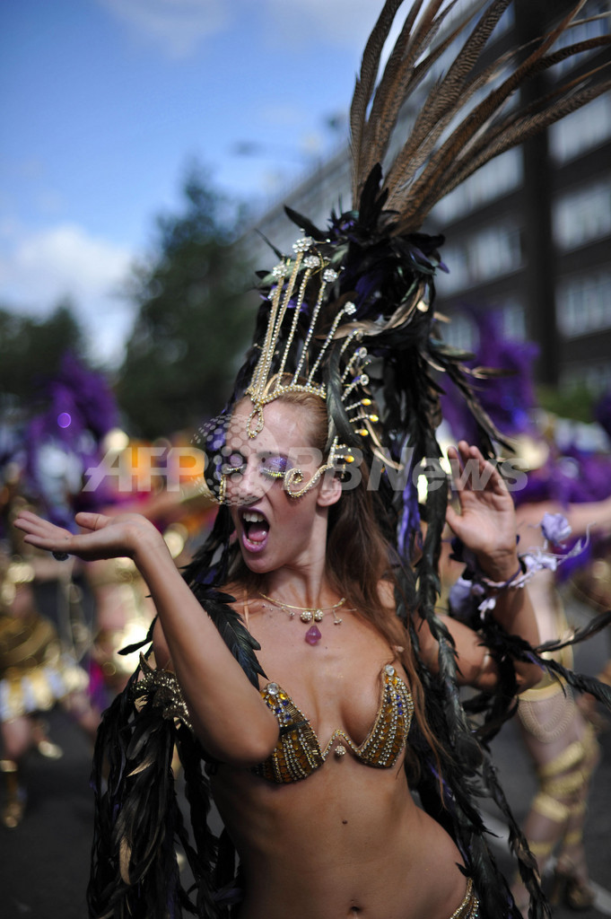 今年も大騒ぎ、ロンドン名物「ノッティングヒル・カーニバル」