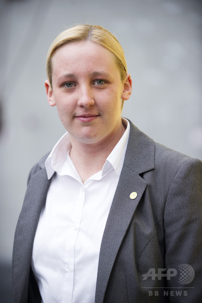 20歳の女子大生、英最年少議員に 労働党「影の外相」破り当選