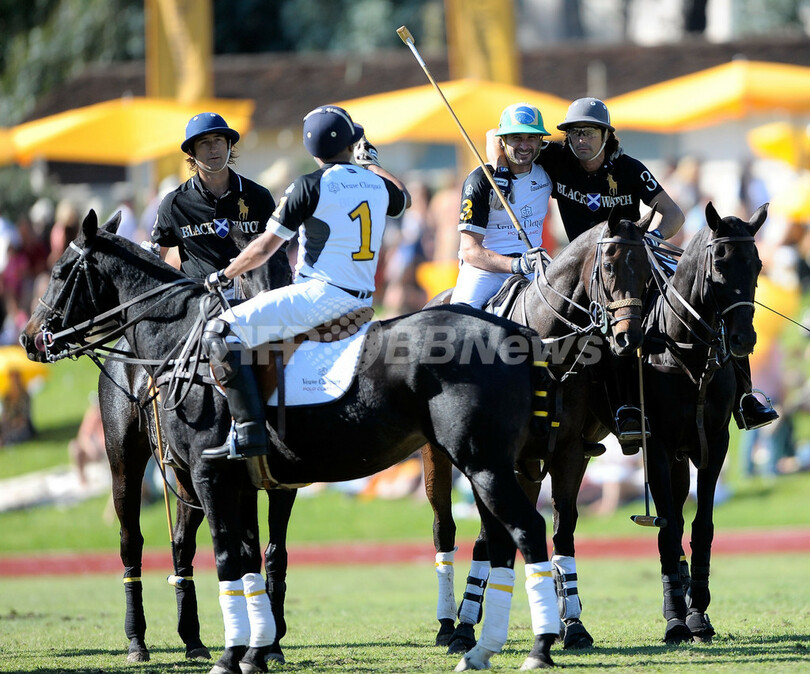 ヴーヴ・クリコ主催のポロ・イベント、レイチェル・ゾーが息子と一緒に登場