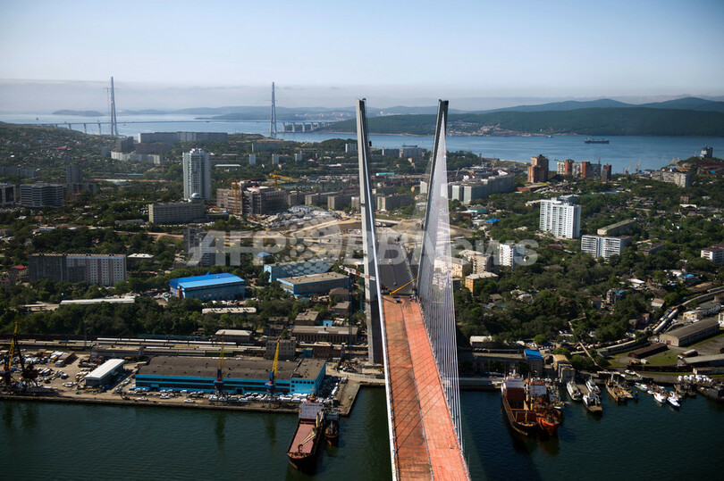 ロシア極東で世界最長の斜張橋が完成、APECサミット開催を前に