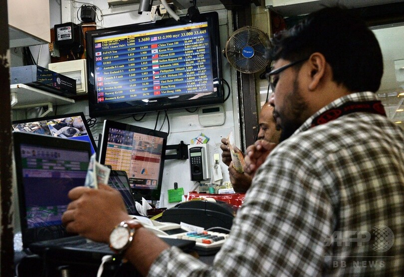 シンガポールの両替所に列、「英EU離脱」によるポンド急落で