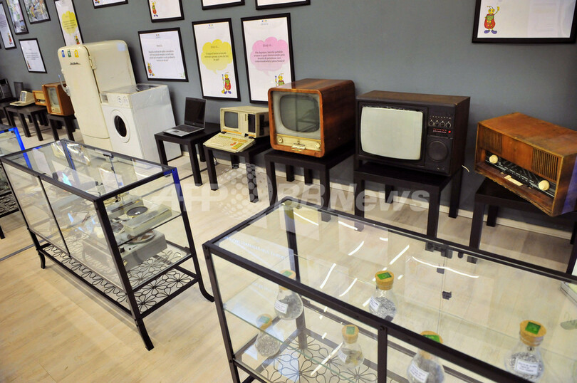 ｢買う前に考えて｣、ゴミのアート展で消費主義に警鐘 ルーマニア