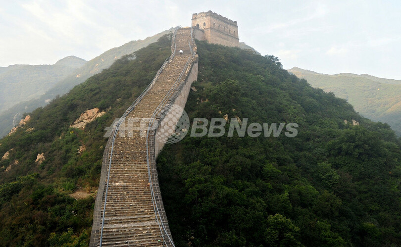 万里の長城、観光客増加でボロボロに