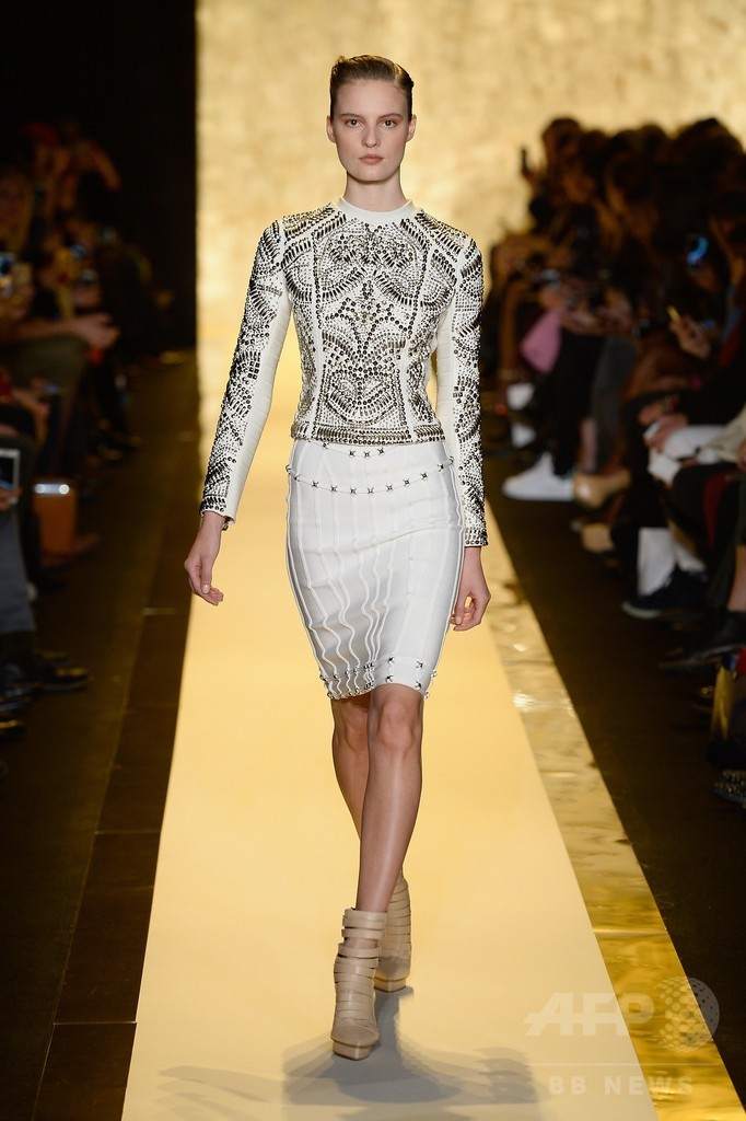 タイトなシルエットとシークインでフェミニンに、「エルベ・レジェ バイ マックスアズリア」15/16年秋冬