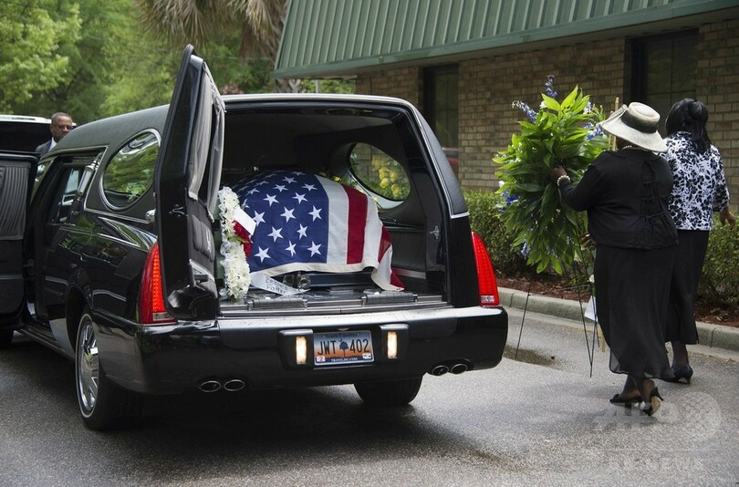 背後から黒人射殺の元警察官、殺人罪で起訴 米国