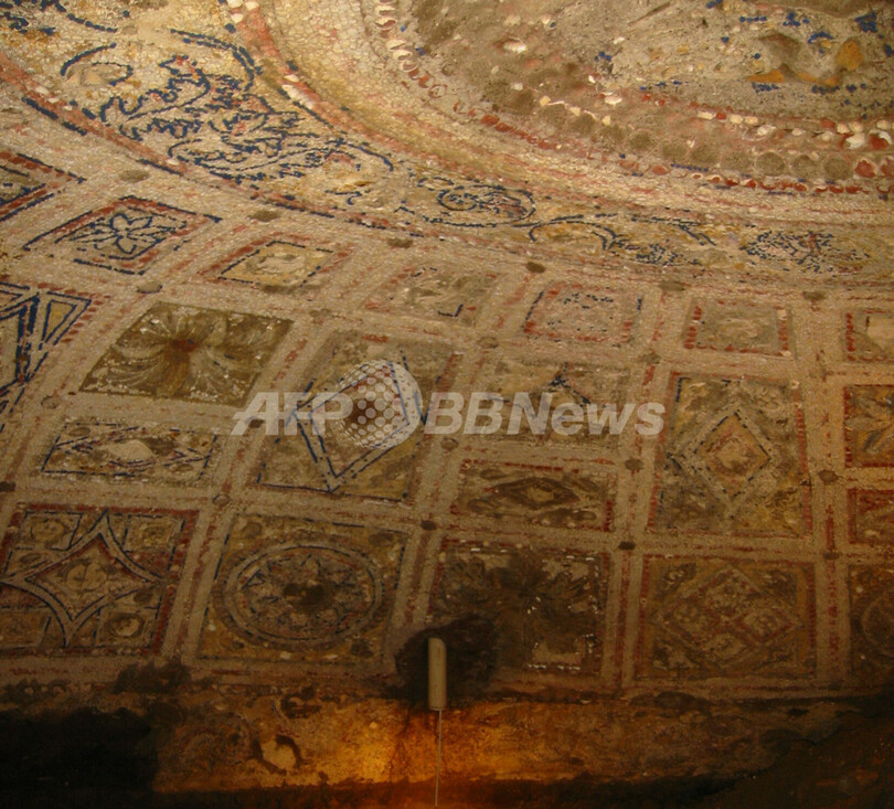 ローマ神話の洞くつ発見、オオカミが建国の双子に授乳