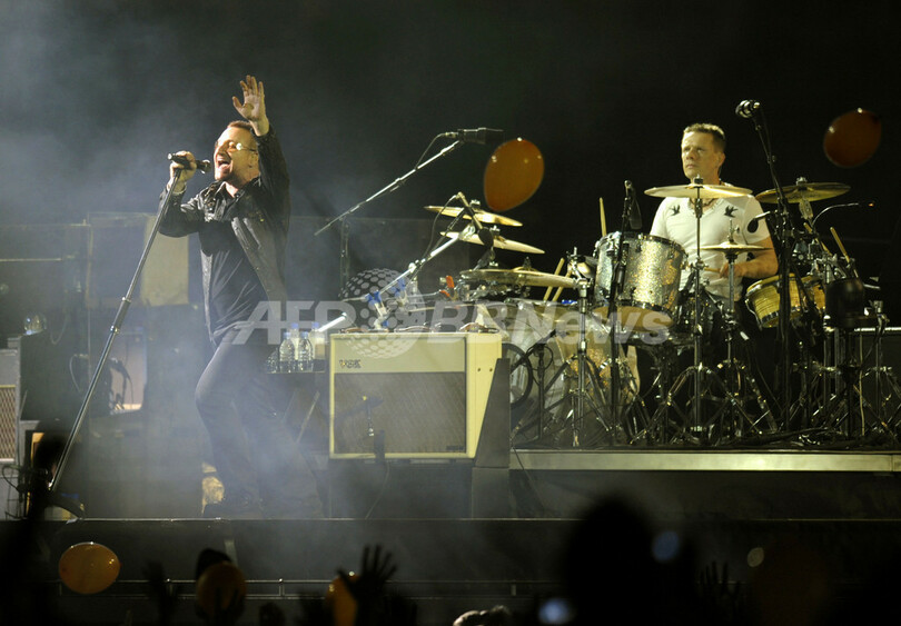 U2のワールドツアー「360°」、バルセロナで開幕
