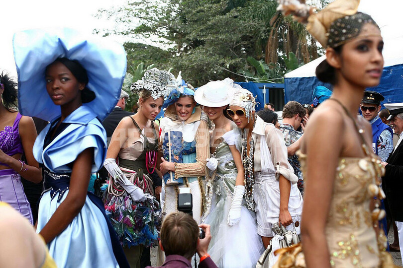 南アフリカで競馬レース「ダーバンジュライ」開催、ファッション・コンテストも