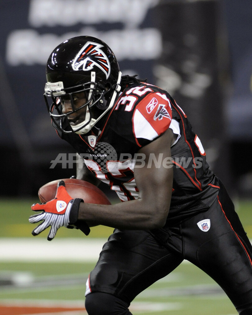 ターナーの4TDでファルコンズ パンサーズに快勝