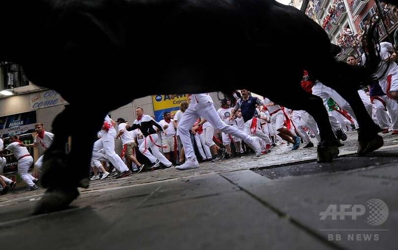 スペイン牛追い祭り開幕、性的暴行事件の暗い影差す中