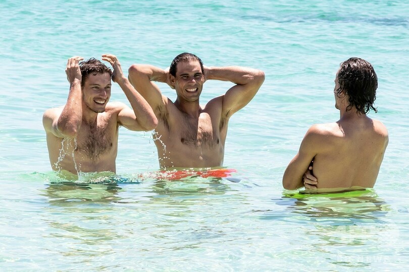 ナダルが水着姿でビーチ楽しむ、国別対抗戦のATPカップ控え