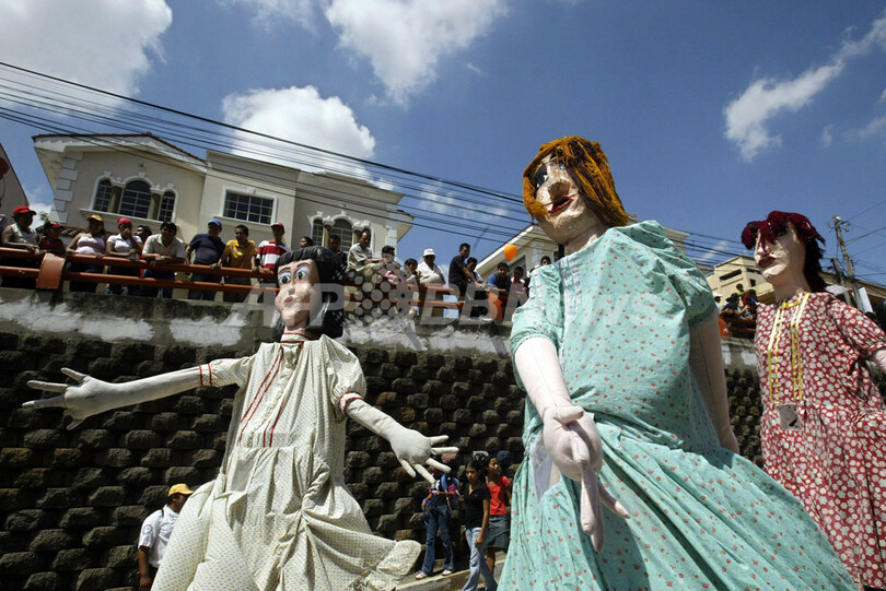 サンサルバドルで聖人を祭るパレード