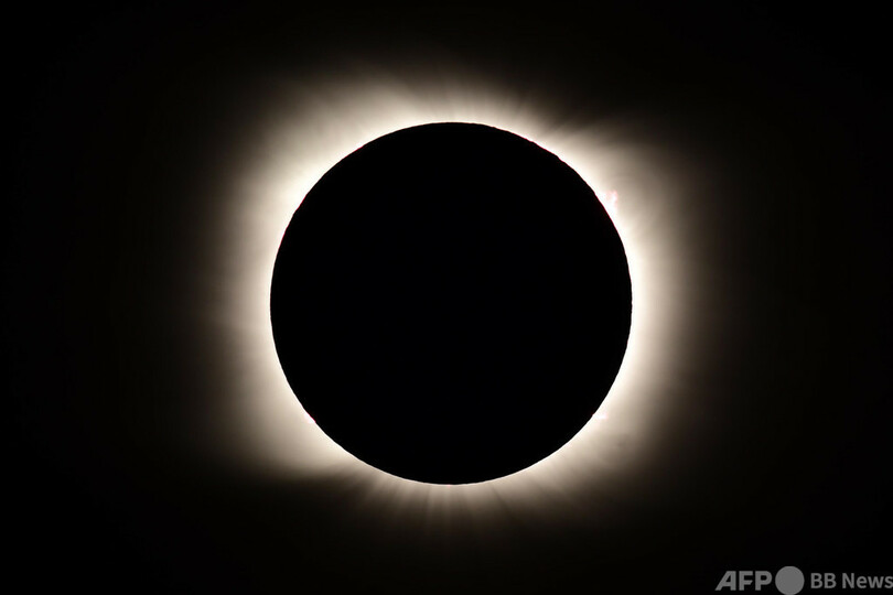 南米で皆既日食 チリ・アルゼンチンの一部が闇に包まれる
