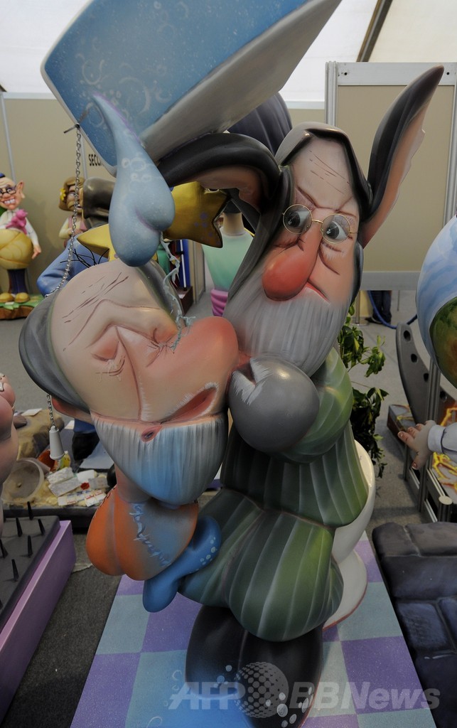 火祭りで燃やす「時の人」準備中、スペイン