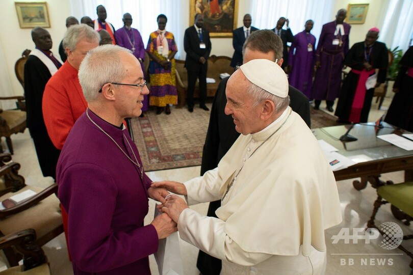 ローマ法王、足にキス 南スーダン大統領と反政府勢力指導者らに