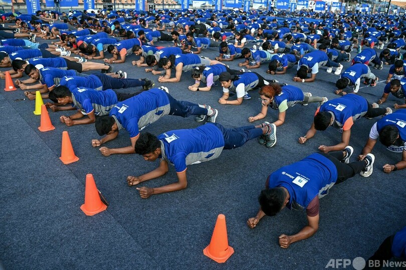 体幹トレ「プランク」参加者数でギネスに挑戦 インド