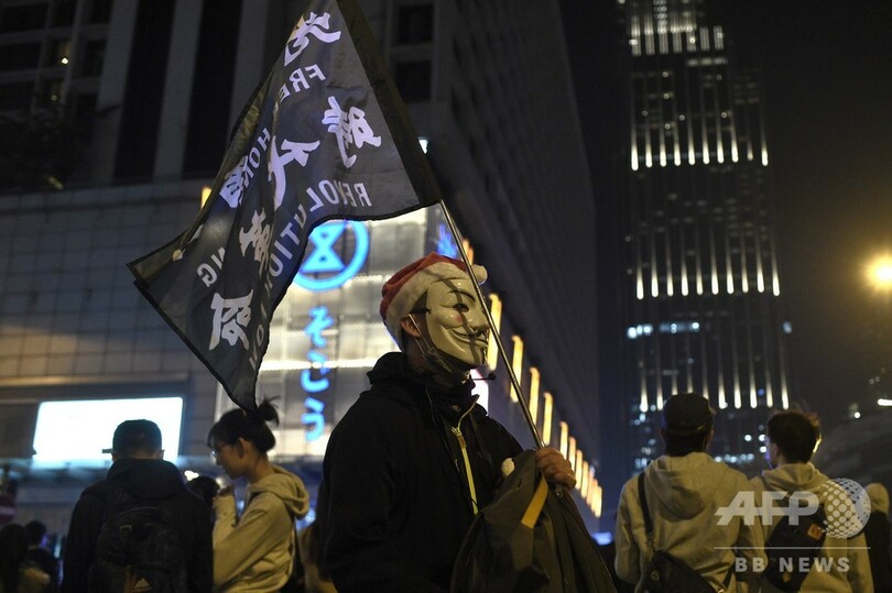 香港でクリスマスイブに衝突 警察がデモ隊に催涙弾