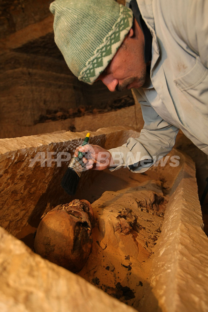 エジプト・サッカラ遺跡のひつぎを開封、保存状態の良いミイラを発見