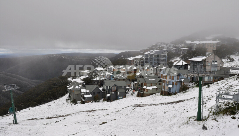 南半球のオーストラリアで季節外れの雪、ホワイトクリスマスも