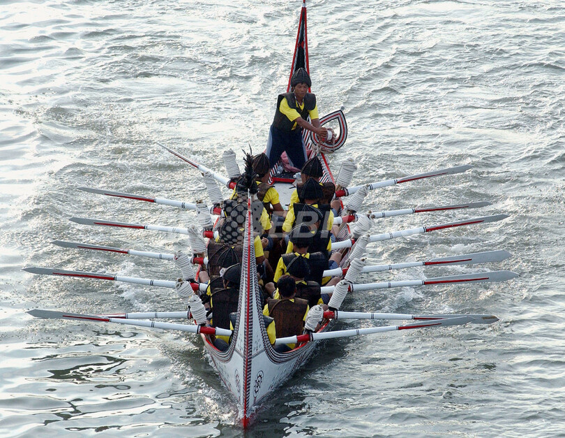 台湾ヤミ族、全長11メートルの船で台北へ