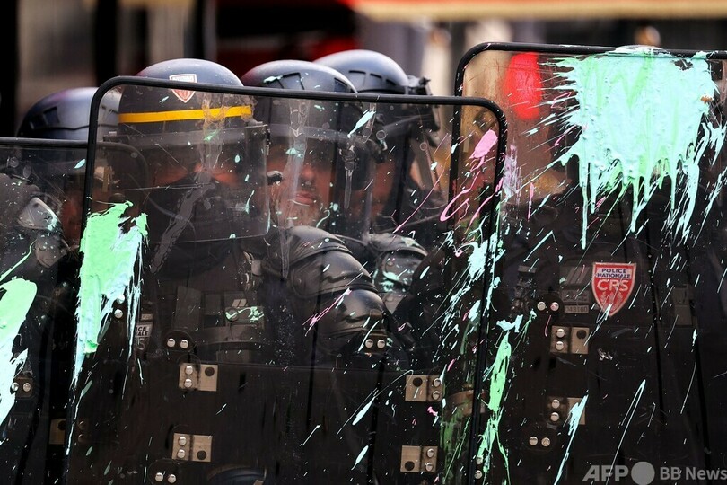 仏大統領行きつけ老舗レストランで火災、デモ隊が発煙筒