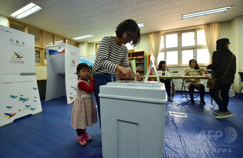 韓国総選挙、与党過半数割れか 出口調査
