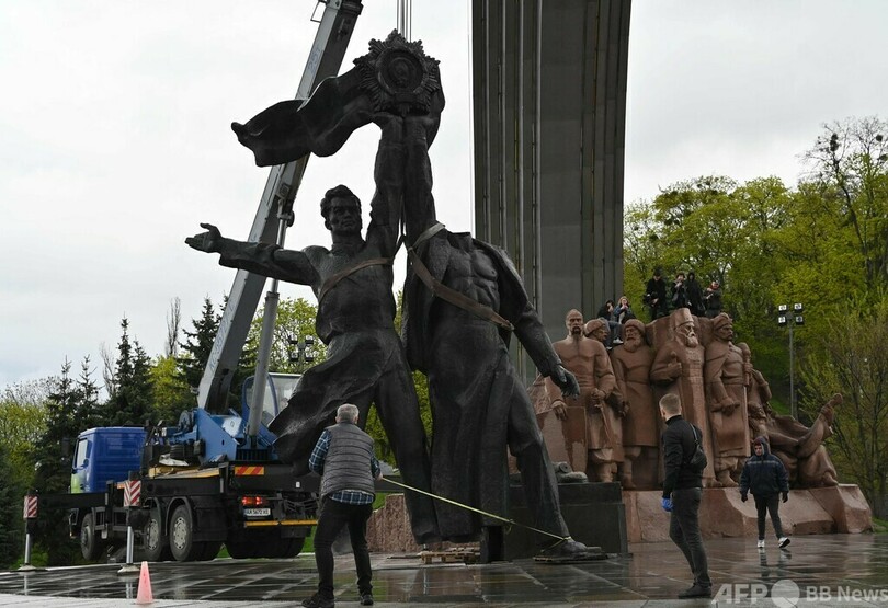 キーウ市、ウクライナ・ロシア友好の像解体