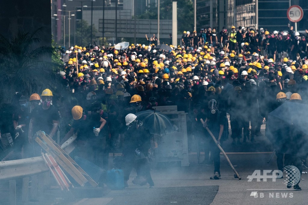 香港 デモ隊と警察が再び衝突 警官隊が催涙ガス使用 写真13枚 国際ニュース Afpbb News