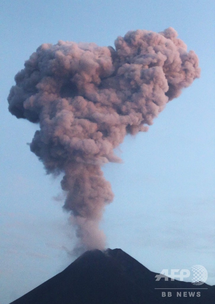 インドネシア ムラピ山が噴火 溶岩流出 写真2枚 国際ニュース Afpbb News