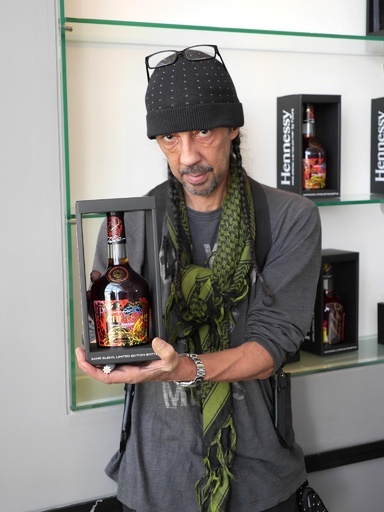 グラフィティアートの神「Futura」が手がけたヘネシー限定ボトル、日本