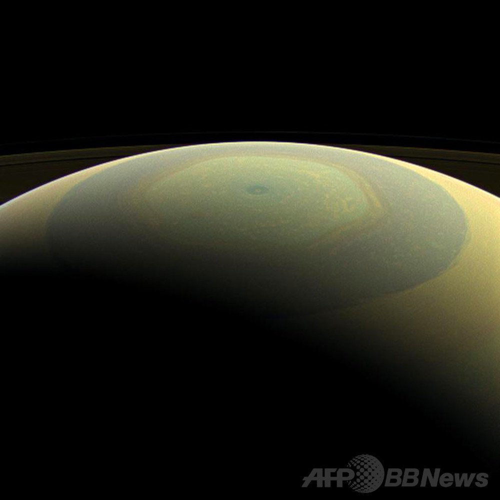 まるでクリスマスオーナメント、NASA公開の土星画像 写真2枚 国際ニュース：AFPBB News