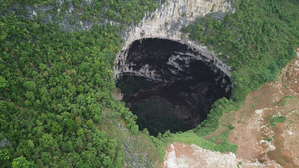 自然にできた巨大穴、広西チワン族自治区で大型の天坑群見つかる 写真8枚 国際ニュース：AFPBB News