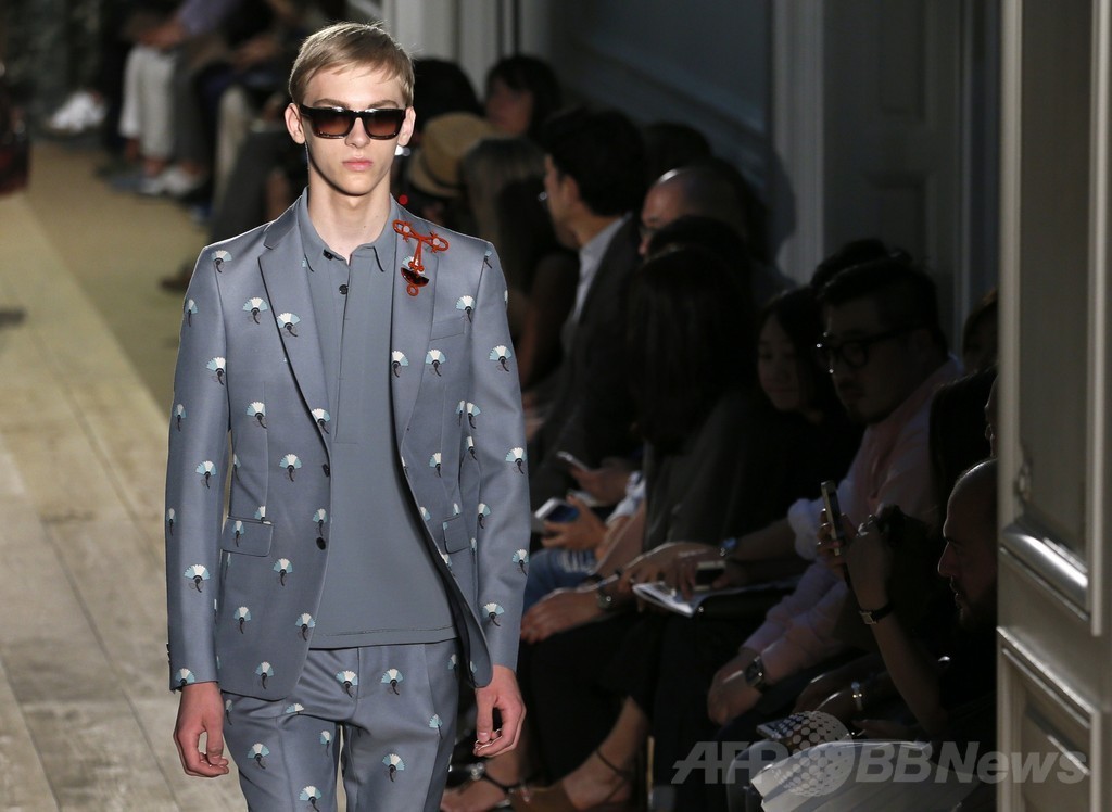 動植物を描いたシックなテキスタイルに注目、「ヴァレンティノ」15年春夏メンズ