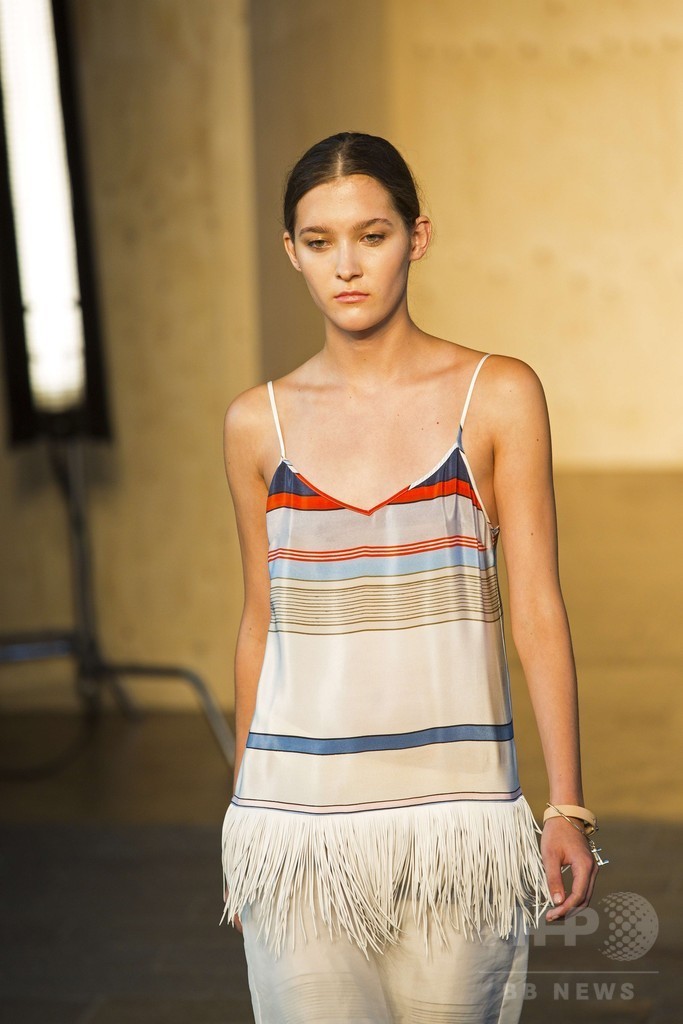 オーバーサイズの服にフェミニンさをプラス、「ポール・スミス」15年春夏