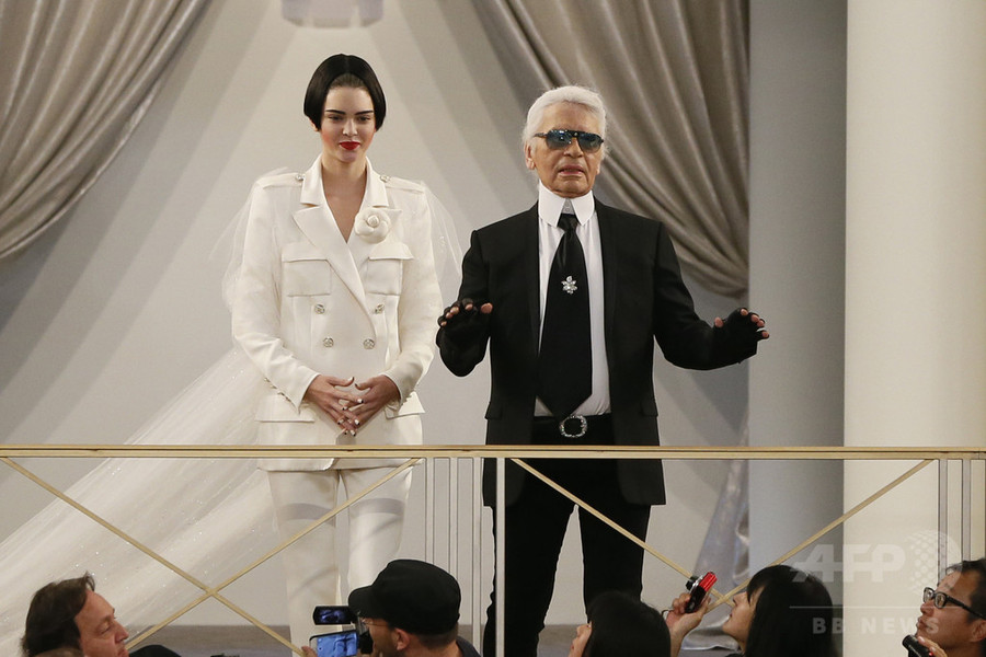 ショー会場がカジノに、カールのミューズたちも集合「シャネル」15/16年秋冬オートクチュール