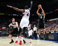 14-15NBA、アトランタ・ホークス対サンアントニオ・スパーズ。得点を狙うサンアントニオ・スパーズのトニー・パーカー（2015年3月22日撮影）。(c)AFP/Getty Images/NBAE/Scott Cunningham