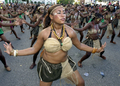 2008年2月6日、ポルトープランス（Port-au-Prince）で開かれたカーニバルで踊る女性ら。(c)AFP/Thony BELIZAIRE