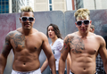 ブラジル・サンパウロ（Sao Paulo）で10日、毎年恒例の「ゲイ・プライド・パレード（Gay Pride Parade）」が開かれた。「ホモフォビア（同性愛嫌悪）は治療できる（Homophobia has cure）」とのテーマの下、およそ300万人がパレードに参加した（2012年6月10日撮影）。(c)AFP/Yasuyoshi CHIBA