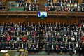 英議会で、ウクライナのウォロディミル・ゼレンスキー大統領の演説を聞く議員ら。英議会提供（2022年3月8日撮影、提供）。 (c)JESSICA TAYLOR / UK PARLIAMENT / AFP