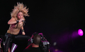 コロンビア出身の歌手シャキーラ（Shakira）が4月29日、アラブ首長国連邦（UAE）アブダビ（Abu Dhabi）で開催されたコンサートに出演した（4月29日撮影）。(c)AFP/KARIM SAHIB
