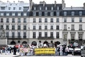 仏パリで待遇改善を要求し、デモを行う科学捜査官ら（2020年1月15日撮影）。(c)STEPHANE DE SAKUTIN / AFP