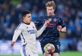 サッカー欧州チャンピオンズリーグ、決勝トーナメント1回戦第1戦、FCコペンハーゲン対マンチェスター・シティ。ボールを競るFCコペンハーゲンのモハメド・エルユヌシ（左）とマンチェスター・シティのケビン・デ・ブルイネ（2024年2月13日撮影）。(c)Liselotte Sabroe / Ritzau Scanpix/ AFP