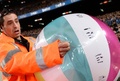 19-20スペイン1部リーグ第10節、FCバルセロナ対レアル・マドリード。FCバルセロナのサポーターが投げ入れたボールを外に出すスタッフ（2019年12月18日撮影）。(c)Josep LAGO / AFP