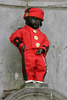 ベルギーの有名コミックのキャラクター、Spirouの服を着た小便小僧（Manneke Pis、2008年4月21日撮影）。（c）AFP/JOHN THYS