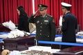 韓国の首都ソウルの西方に位置する仁川で、朝鮮戦争で亡くなった中国軍兵士の遺骨の引き渡し式を控え、遺骨に敬礼する中国軍高官（2018年3月26日撮影）。(c)AFP PHOTO / Jung Yeon-je